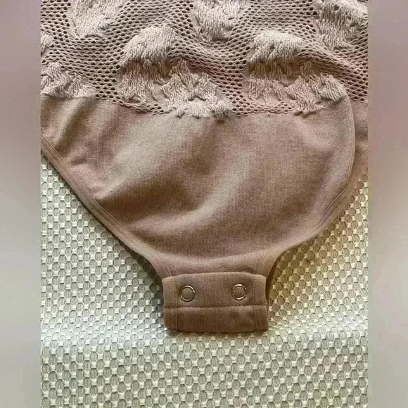 ✨Aura M/L Dusty Rose floral bodysuit with mesh details - Picture 4 of 8